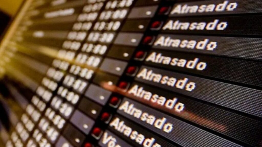 Painel de aeroporto com voos atrasados