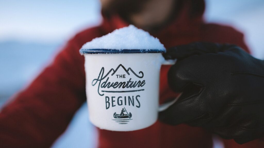Caneca com os dizeres a Aventura Começa