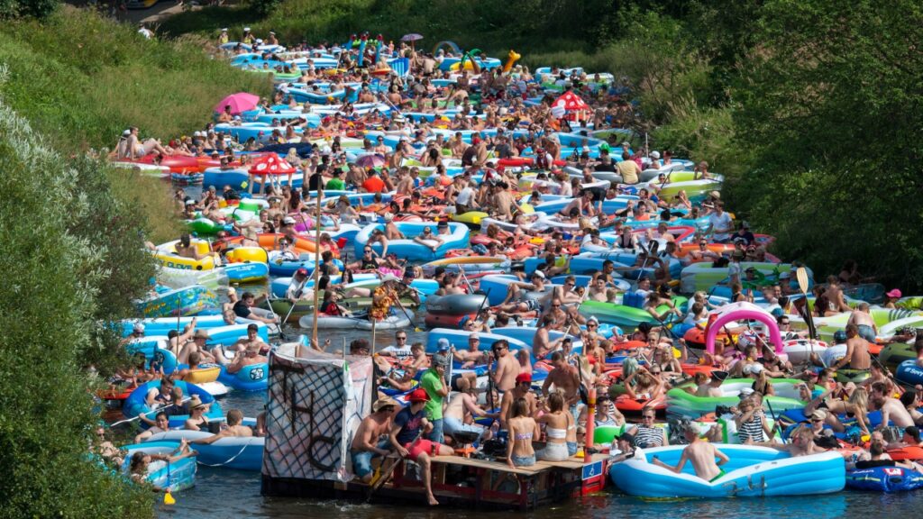 Rio cheio de boias durante o Kaljakellunta