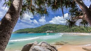 Praia de Nai Harn em Phuket na Tailândia