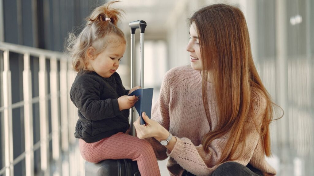 Mãe e filha no Aeroporto