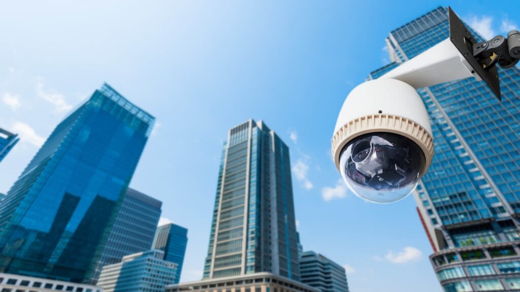 Câmera de Segurança no alto de um prédio