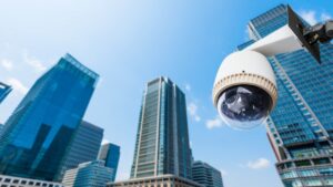 Câmera de Segurança no alto de um prédio